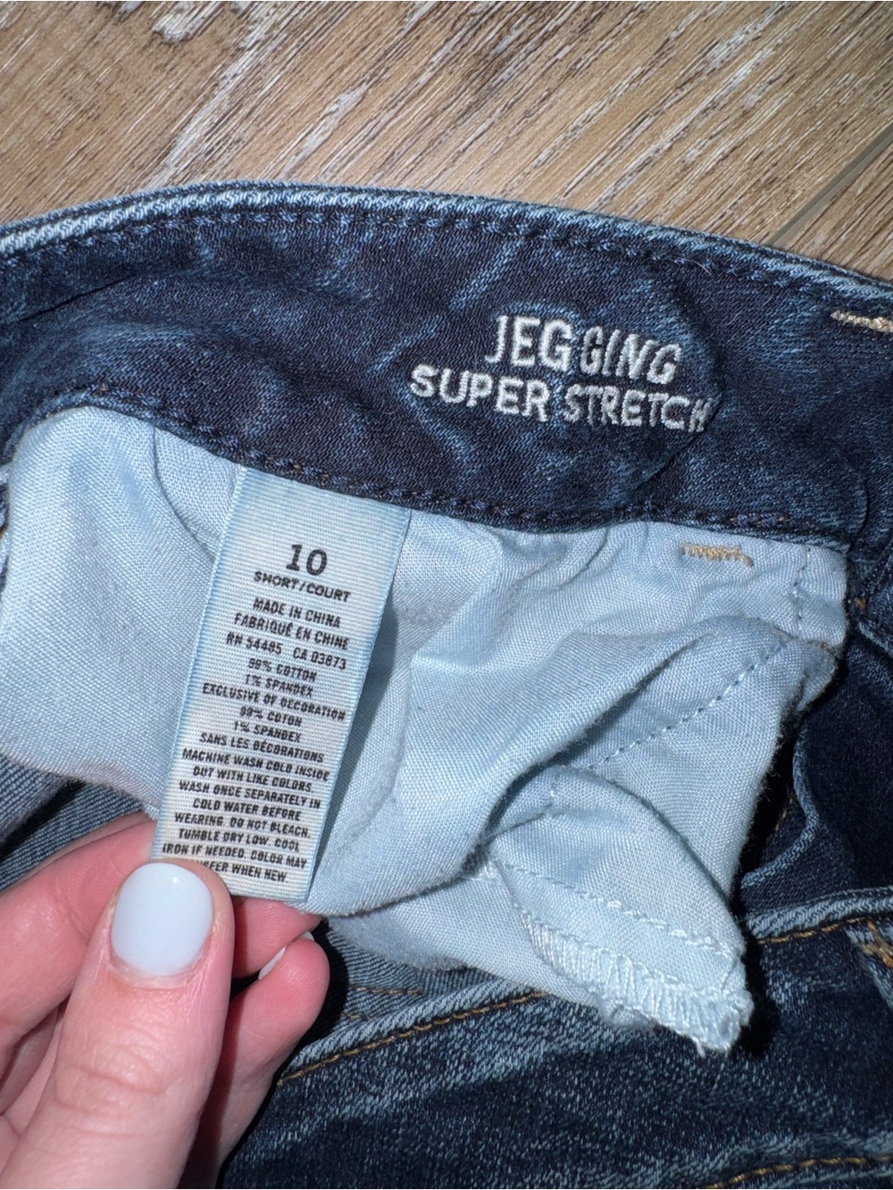American Eagle Outfitters Women's Distressed Dark Blue Skinny Jeans - Picture 3 of 3